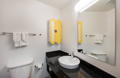 Sparks Hotel | Studio 6 Mccarran, NV - Sparks - Tahoe - Reno Industrial Center