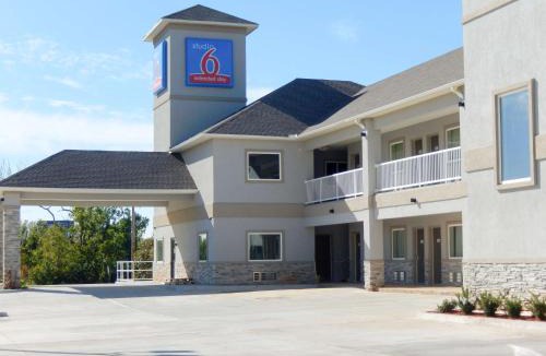 Yukon Hotel | Studio 6-Yukon, OK