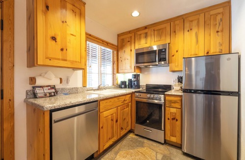 Tahoya Shores Hotel | Studio | Kitchen | Outdoor Pool | Free Parking | Spa Tub & Lake Access