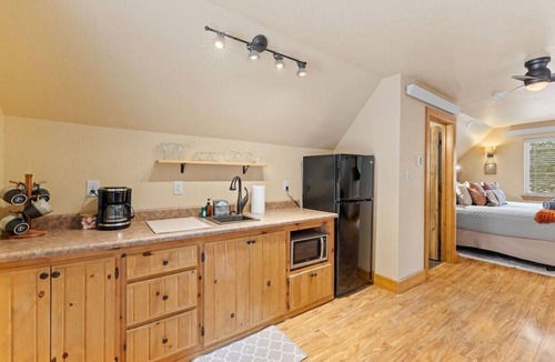 Nemo House | Studio, secluded, HOT TUB, Couples Perfect Getaway