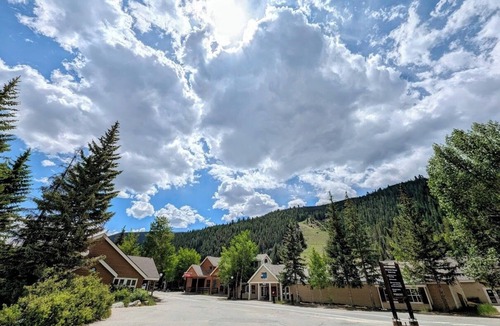 Mountain House Condo | Studio, Summer Getaway | Walk to Events