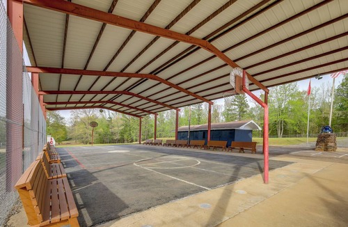 Clinton Apartment | Studio w/Greers Ferry Lake Access & Resort Perks!