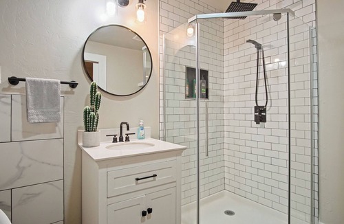 Central Oklahoma City Apartment | Studio with Bathtub in the Villagenn