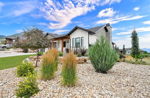 Wolf Creek House | Stunner with Lake Mountain Views and Private Hot Tub