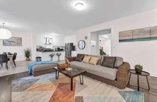 Norval House | Stunning 7BR Luxe ~3 Lounges ~Pool Table ~Sleep 14