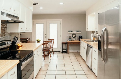 West Monroe House | Stunning Lake Views, Grill, Fire pit, Fish from Backyard, Fully Stocked for you