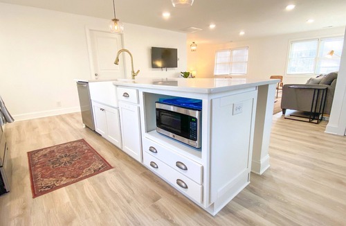 North Garrett Road House | Stunning Loft w/King Suite: near Duke/UNC, RDU Airport, Downtown