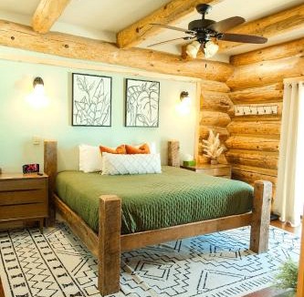 Ironwood House | Stunning Log Cabin Getaway at The Hannu Haus