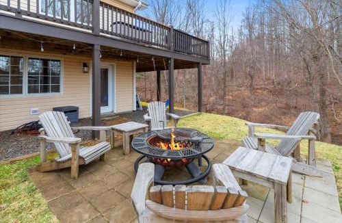Fancy Gap House | Stunning Mountain Retreat! Packed with Fun! Air Hockey Table! - Two Sisters Chalet