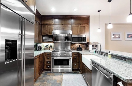 Woodwinds Condo | Stunning mountain condo on the golf course w/private hot tub & fireplace