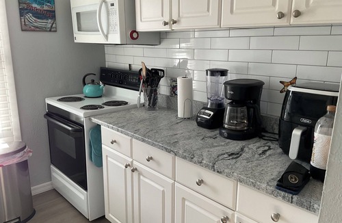 Bayview Condo | Stunning remodelled (Late 2025) 1 Bed Ocean/Beachfront Condo with GREAT Reviews.