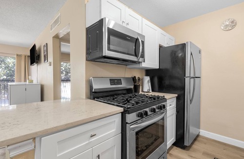 Gainesville Apartment | Stylish 1BR Getaway Near UF & Dining