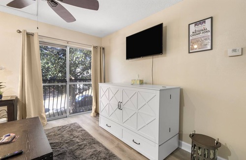 Gainesville Apartment | Stylish 1BR Getaway Near UF & Dining