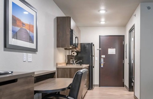St. Joseph Hotel | Stylish 3 Rooms w/Full Kitchen Ideal for Comfortable Extended or Family Stays