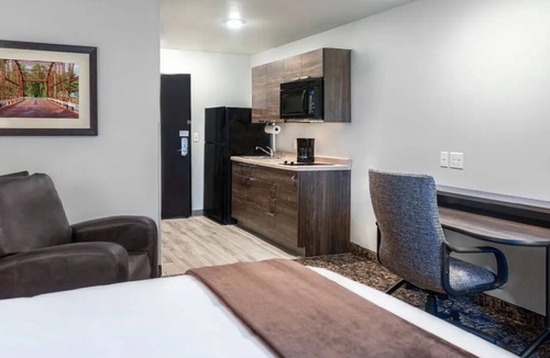 St. Joseph Hotel | Stylish 3 Rooms w/Full Kitchen Ideal for Comfortable Extended or Family Stays
