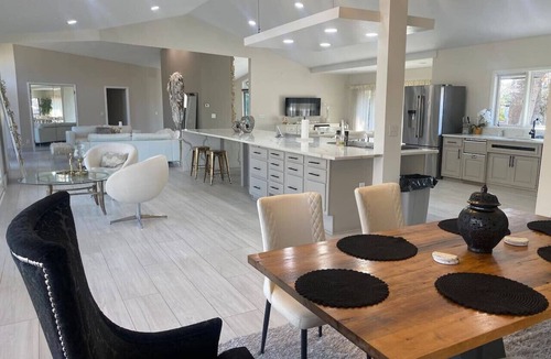 Rockford House | Stylish 3BD w/firepit & big backyard TV Room