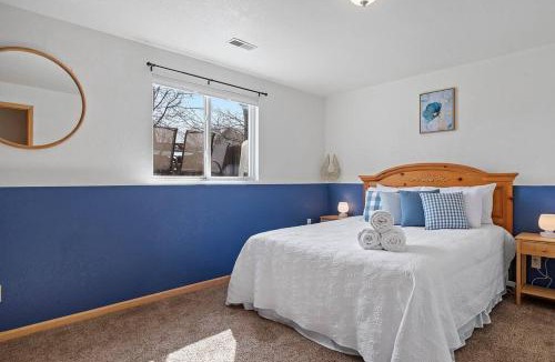 Summerset House | Stylish 5 BR- LG Fenced Backyard and Playground