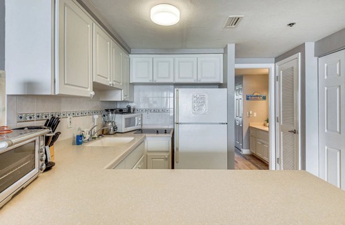 Ortona Park Condo | ★Stylish & Comfy ☀Sunrise & Ocean View 65" Smart TV w/Ocean Front Balcony