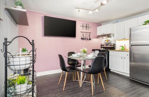Centretown West Apartment | Stylish Ottawa Getaway for 5