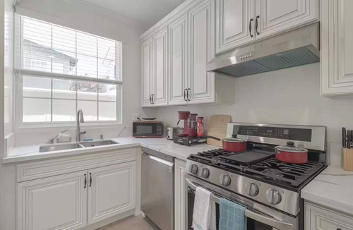 Mid Central Apartment | Stylish Pasadena Stay Near Old Town Rose Bowl