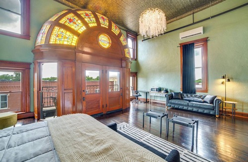 Marshall Apartment | Stylish Private Balcony: Downtown Marshall Studio!