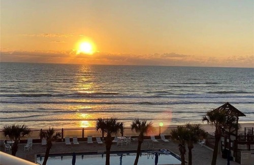 Bostwick Park Apartment | Stylish studio in Daytona Beach with King size bed, beach access, pool, gameroom