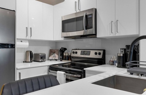 Milton Park Apartment | Suite 407 Downtown Montreal | W/Balcony, Queen Bed, Sofa Bed, Parking & 55` TV