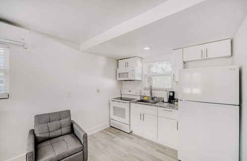 Tropic Apartment | Sunlit Studio Near EGAD & Beach | Queen Bed + TV