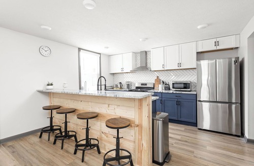 Fountain Square House | Sunny Blue: 4 BR, 2 En-suites, Hip Fountain Square