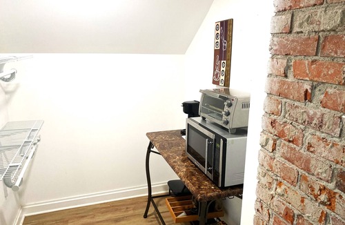 Livingston Park Apartment | Sunny Studio – Downtown Location