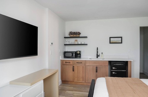 Vilano Beach Hotel | Sunrise King Studio-5 min walk to Vilano Beach!