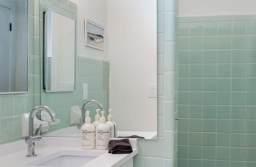 Vilano Beach Hotel | Sunrise King Studio-5 min walk to Vilano Beach!