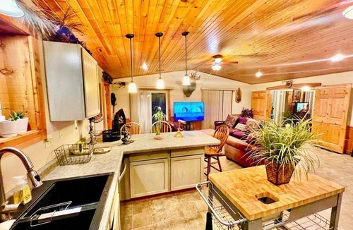 Harpers Ferry Cabin | Sunset Lodge 9 Bedroom Lodge w/Hot Tub & Pool