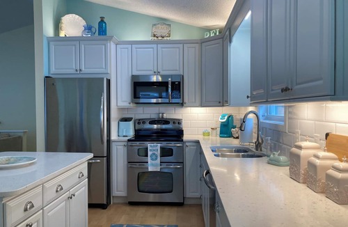 Colington House | Sunset Strolls: 2BR/1BA, 5 min to beach, dog-friendly, MP7 Kill Devil Hills