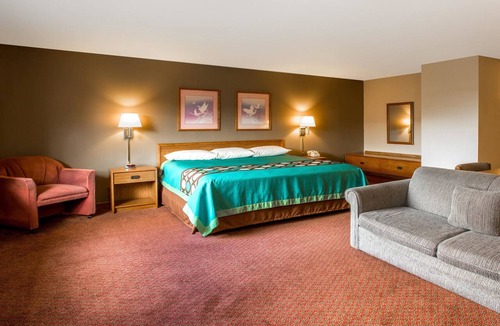 Hartford Hotel | Super 8 by Wyndham Hartford WI