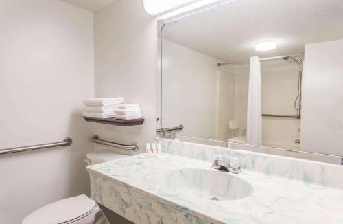 Madison Hotel | Super 8 by Wyndham Madison