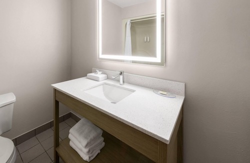 Marysville Hotel | Super 8 by Wyndham Marysville/Port Huron Area