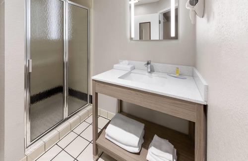 Marysville Hotel | Super 8 by Wyndham Marysville/Port Huron Area