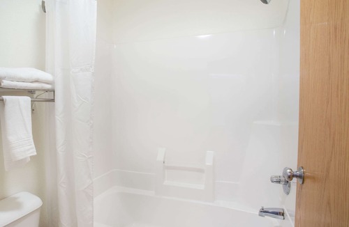 Monmouth Hotel | Super 8 by Wyndham Monmouth IL