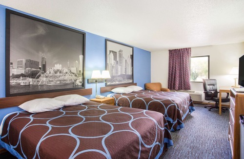 Monmouth Hotel | Super 8 by Wyndham Monmouth IL