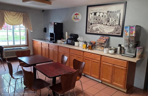 O'Fallon Hotel | Super 8 by Wyndham O'Fallon MO/St. Louis Area