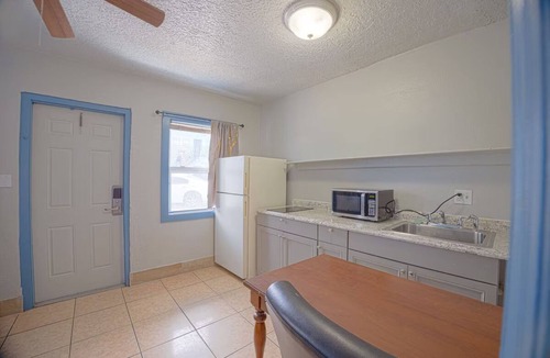 Merritt Island Hotel | Superior Queen Room w/Free Parking Near Restaurants – Perfect for Couples