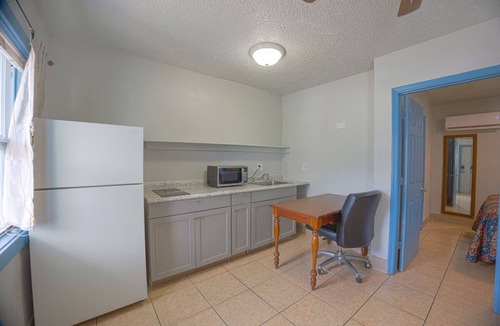 Merritt Island Hotel | Superior Queen Room w/Free Parking Near Restaurants – Perfect for Couples