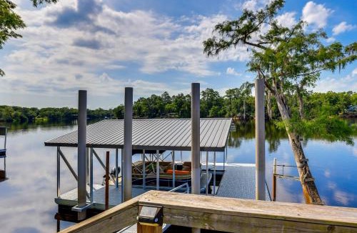 Fanning Springs House | Suwannee River Retreat: Dock & Screened Porch!