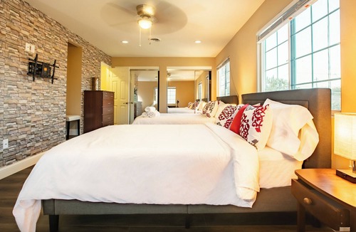 Northside House | Sweet Downtown Loft 2BA AC Patio Parking