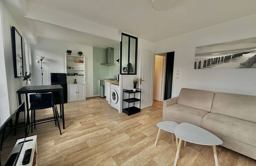 Courseulles-sur-Mer Apartment | Sydney - studio with loggia, direct beach access