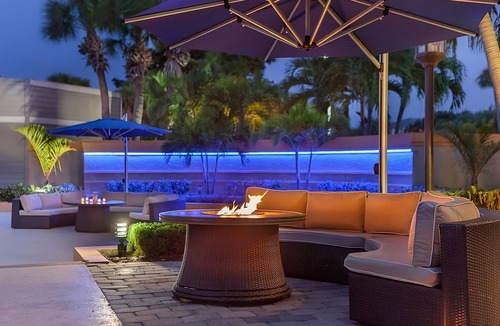 Stuart House | Take An Amazing Vacation! 3 Great Units, On-site Dining, Near Stuart Riverwalk!