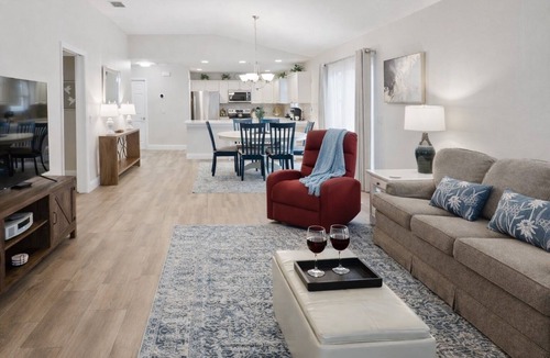 Lake Sumter Landing House | Tall Pine Retreat/Walk to Lake Sumter Landing + Golf Cart Included