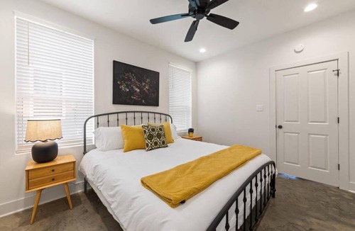 Lafayette Apartment | Teche House KING Bed Luxury Getaway Fast WiFi