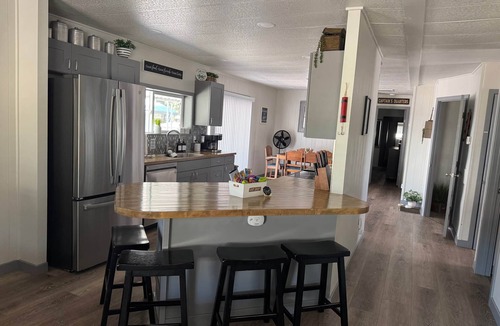 Roosevelt House | The Angler-A Spacious & Comfortable Lake Getaway